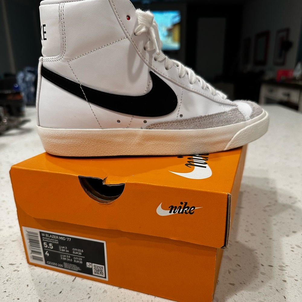 Woman’s Nike Blazers 5.5